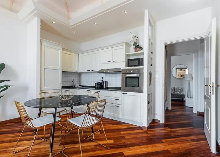 Palais De - Elegant With Sea View Apartment